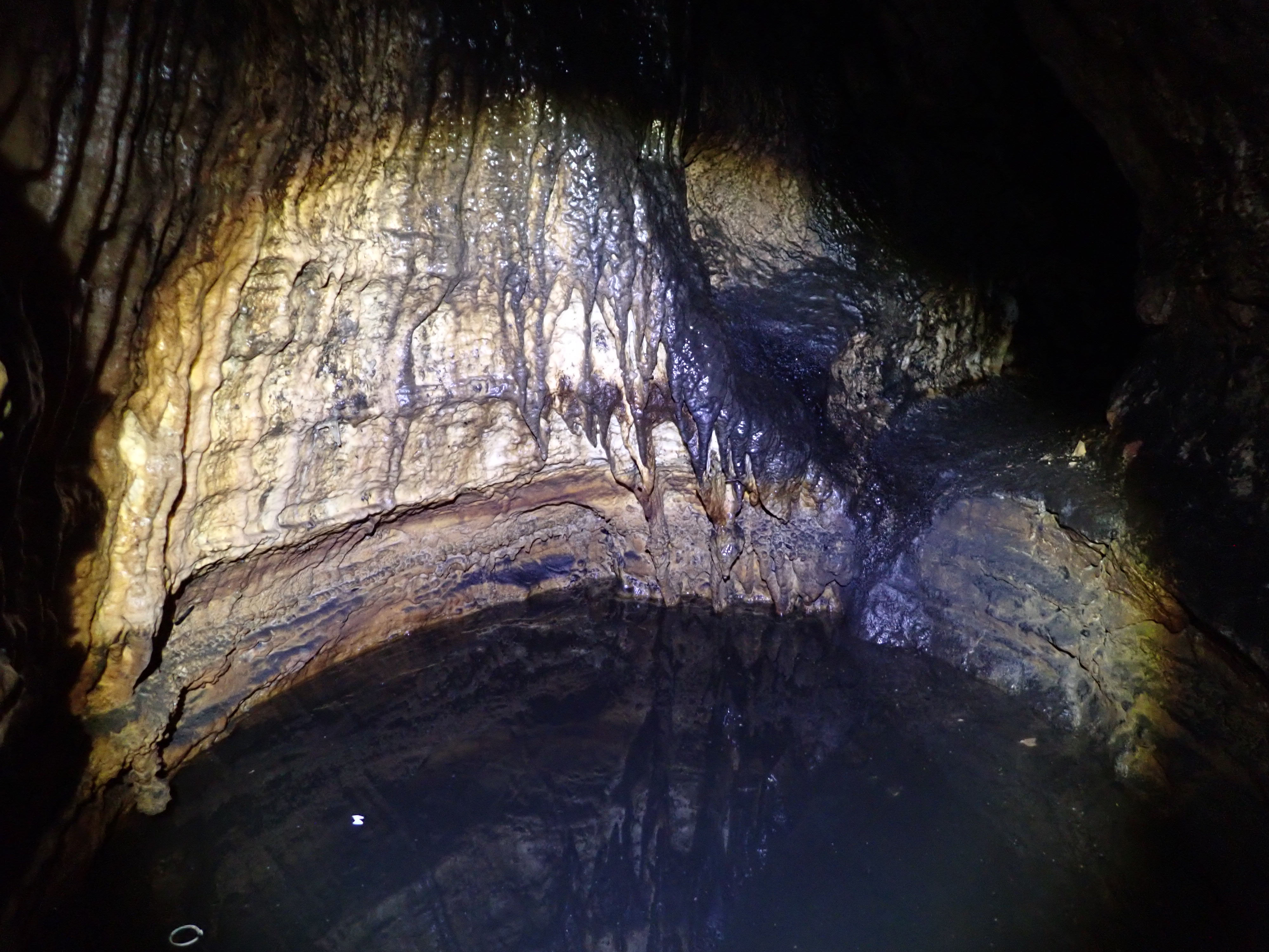 Sab Al Nar cave pool